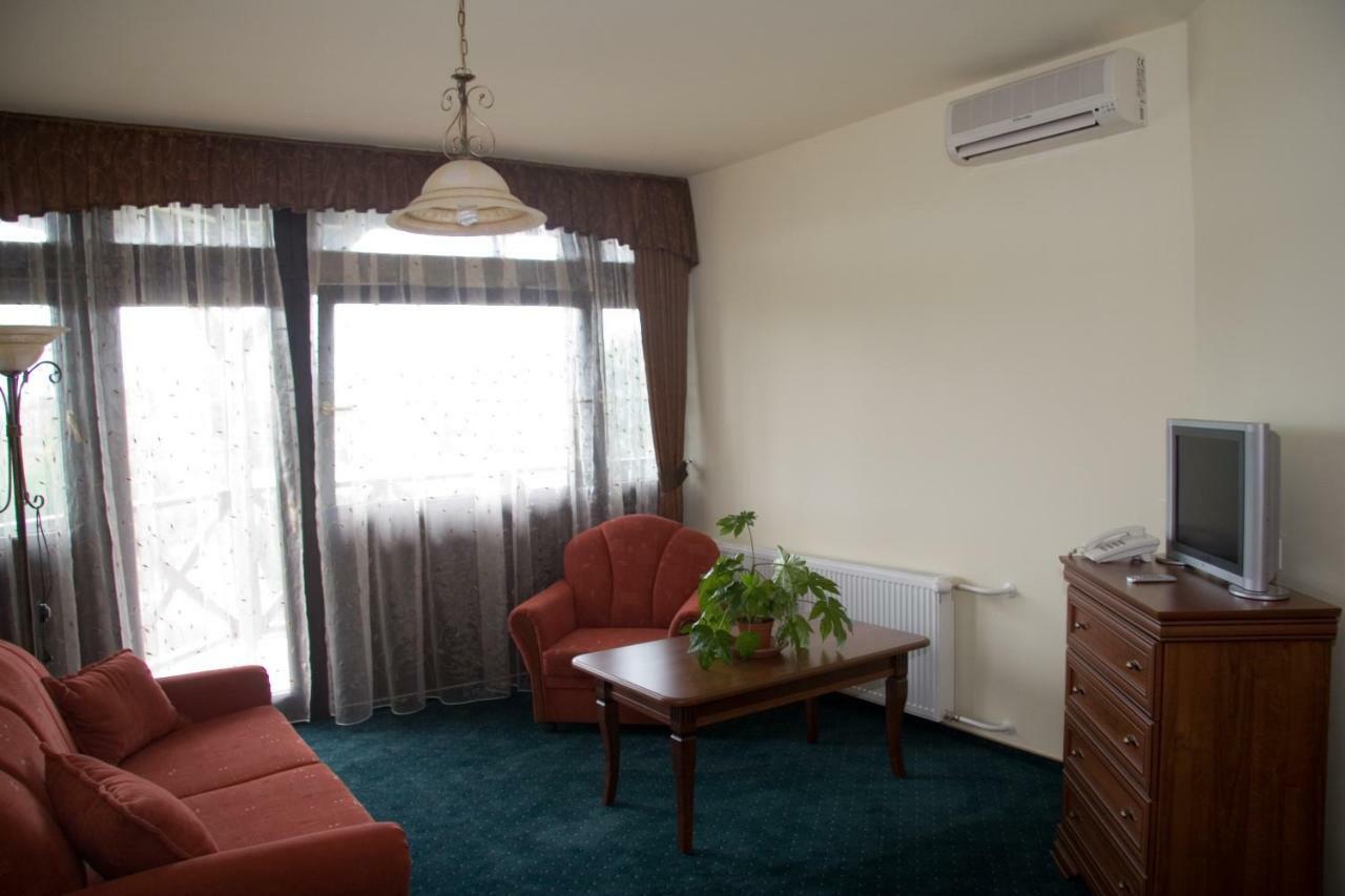 Hotel Fortuna Dávod Habitación foto