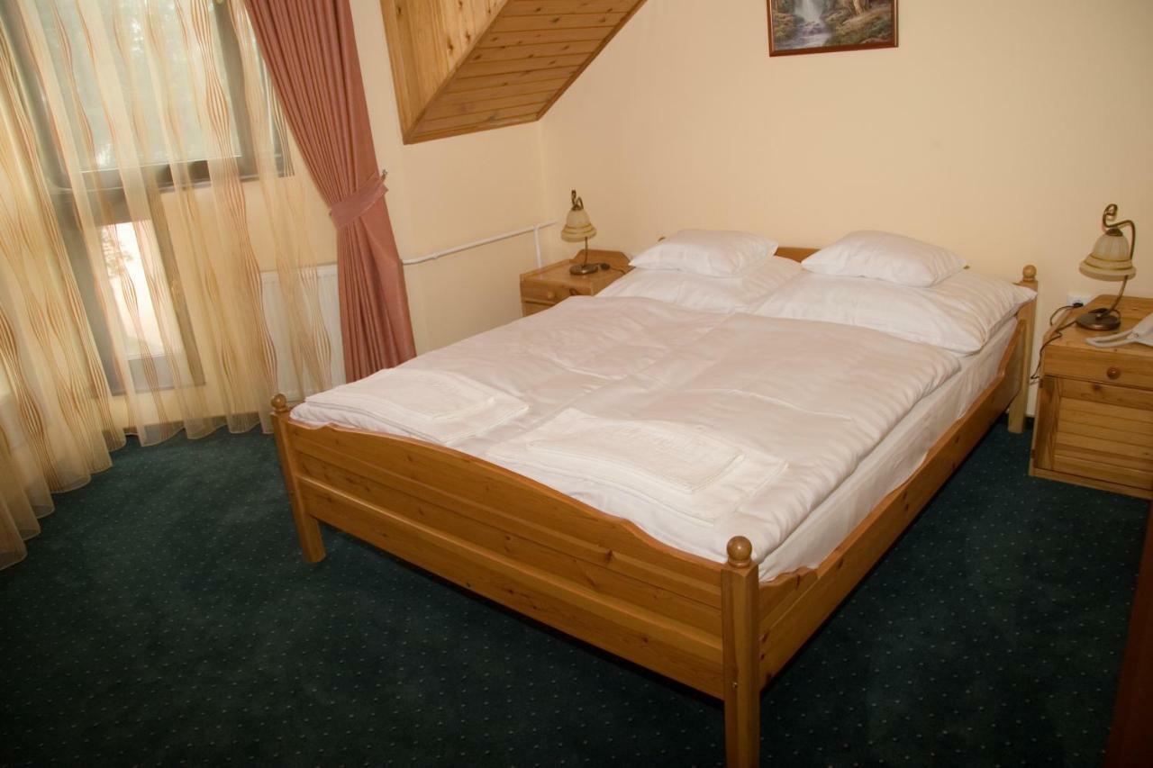 Hotel Fortuna Dávod Habitación foto