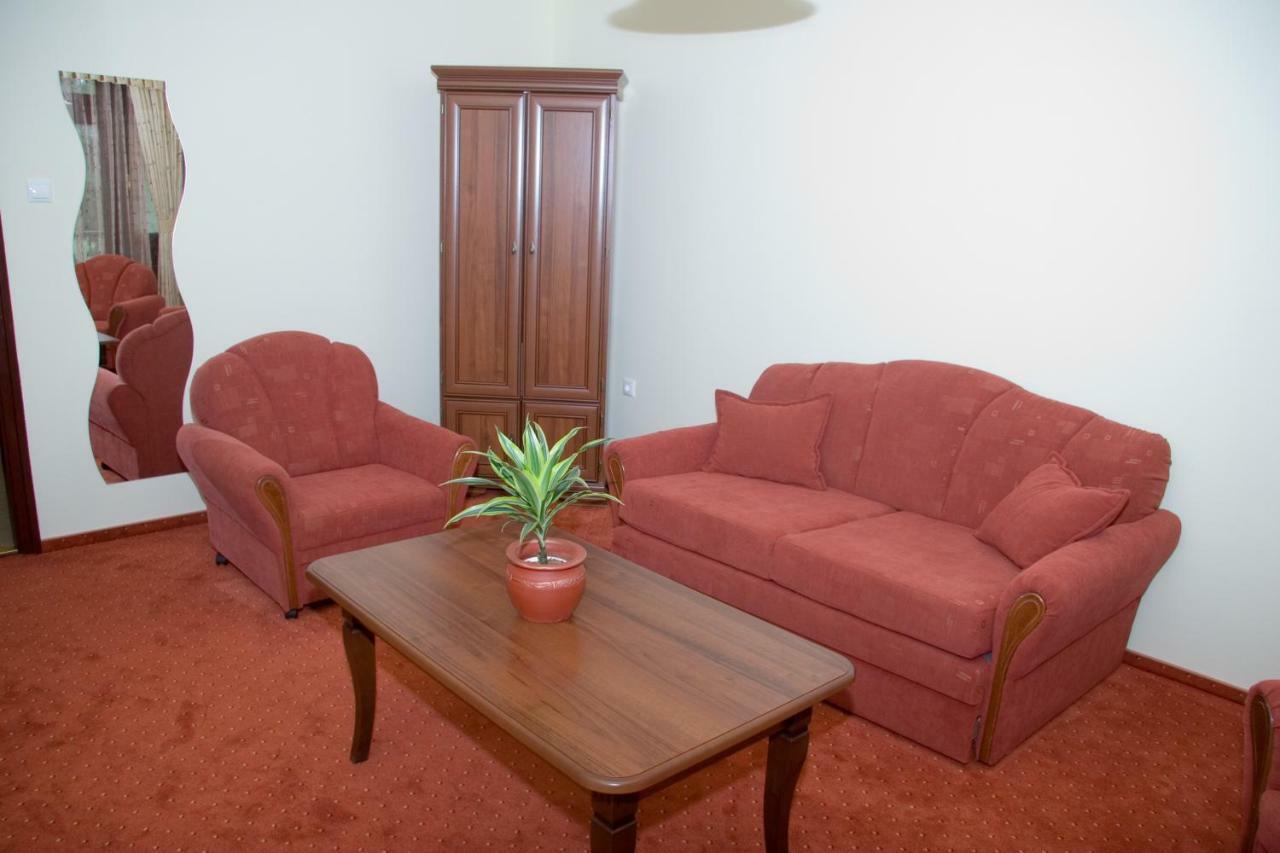 Hotel Fortuna Dávod Habitación foto